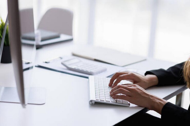Primer plano de una mujer asiática trabajando en la oficina de casa con la mano en el teclado