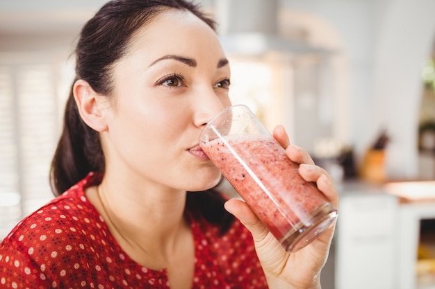 Primer plano de mujer bebiendo jugo de fruta