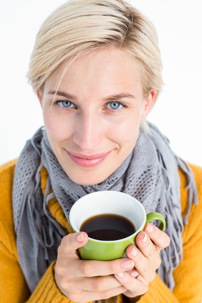 Primer plano de mujer bebiendo de una taza