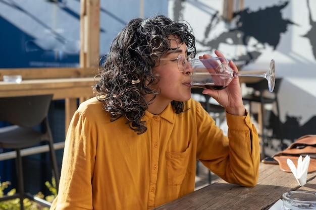 Primer plano de mujer bebiendo vino