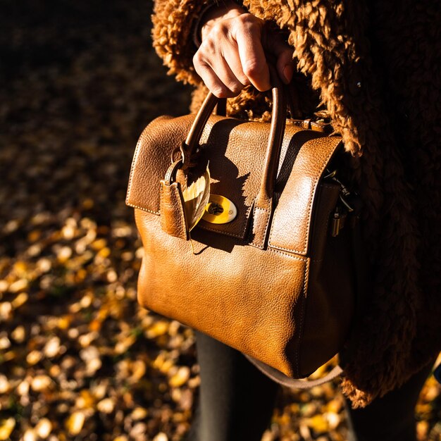 Foto primer plano de una mujer con un bolso