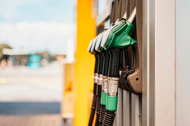 Primer plano de una mujer bombeando combustible de gasolina en un coche en una gasolinera Gasolina o gasolina que se bombea a un motor Concepto de transporte