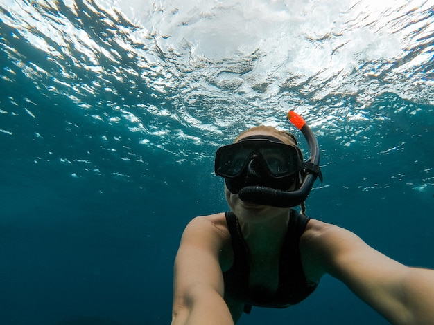 Primer plano de una mujer buceando en el mar