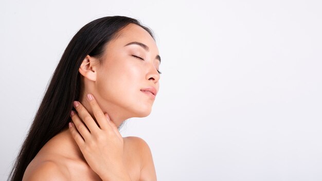 Primer plano mujer con cabello largo y ojos cerrados