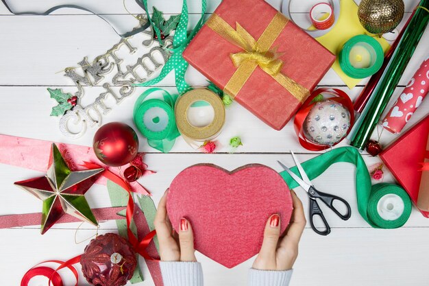 Foto primer plano de una mujer con una caja de regalos roja