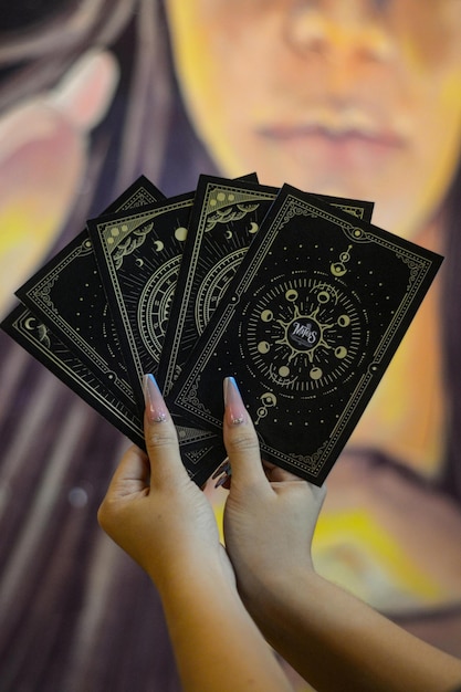 Primer plano de una mujer con cartas de tarot