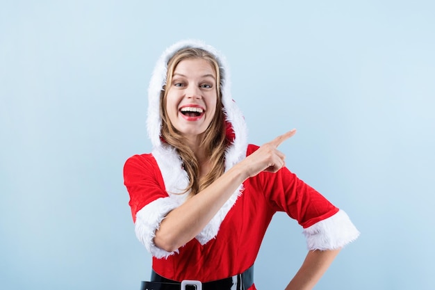 Primer plano de mujer caucásica feliz vistiendo ropa de santa riendo