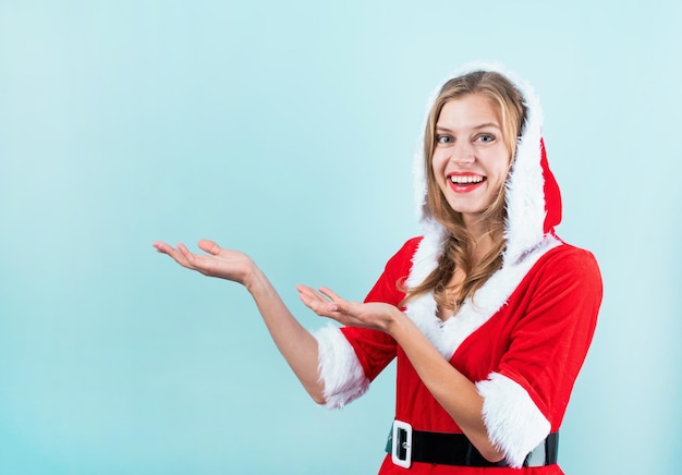 Primer plano de mujer caucásica feliz vistiendo ropa de santa riendo