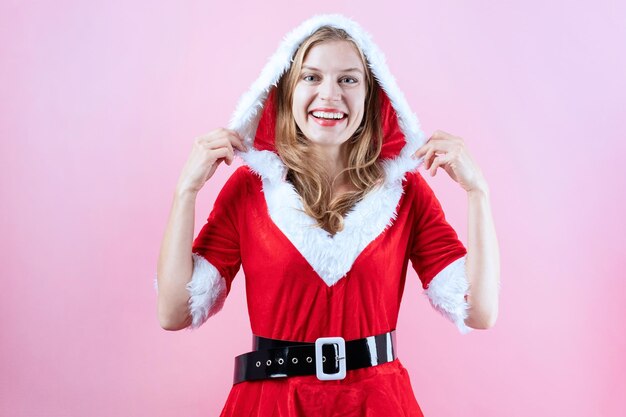 Primer plano de mujer caucásica feliz vistiendo ropa de santa