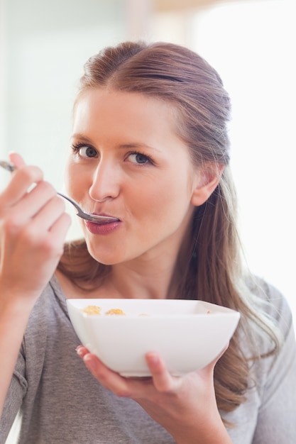 Primer plano de mujer con cereales para el desayuno