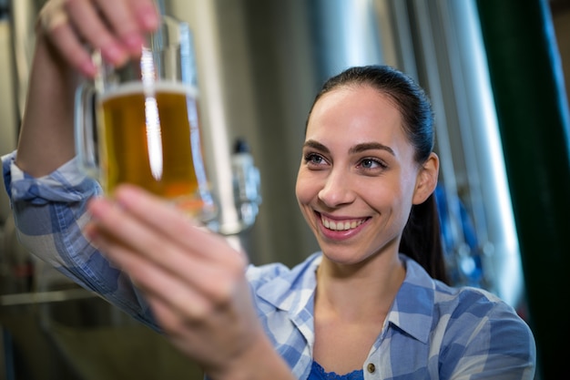 Foto primer plano de una mujer cervecera probando cerveza