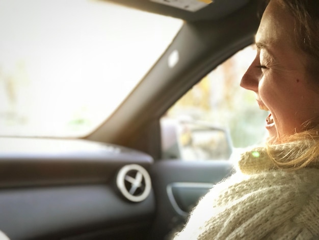 Primer plano de una mujer en un coche