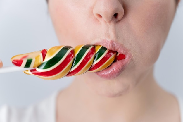 Primer plano de una mujer comiendo comida