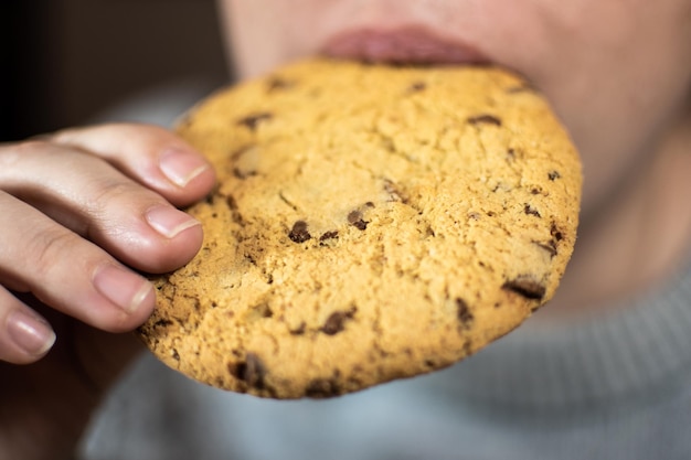 Foto primer plano de una mujer comiendo galletas