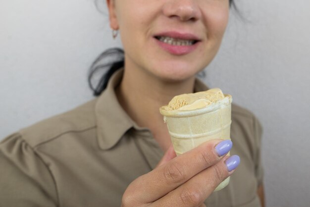 Primer plano de una mujer comiendo helado