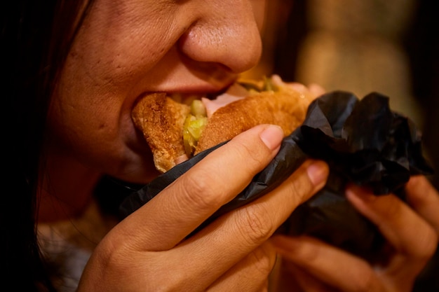 Foto primer plano de una mujer comiendo