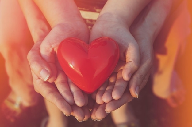 Primer plano de una mujer con un corazón rojo