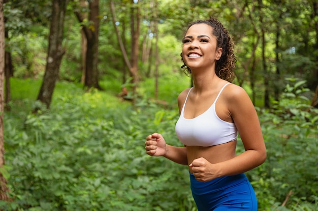 Primer plano de una mujer corriendo en el parque