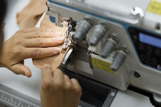 Primer plano de una mujer costurera trabajando con las manos en el proceso de elaboración