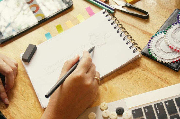Foto primer plano de una mujer dibujando un boceto