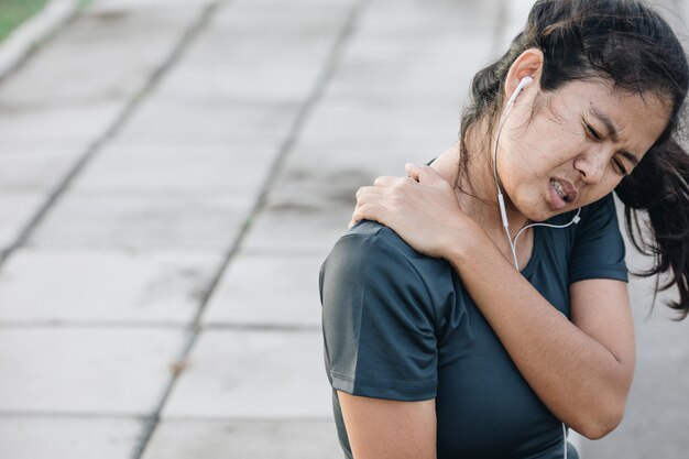 Primer plano de una mujer con dolor de espalda