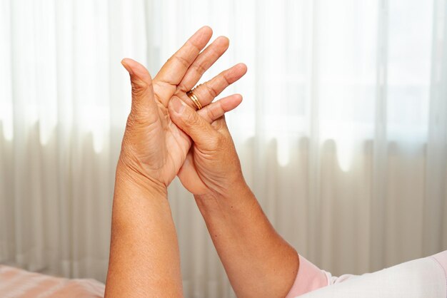 Foto primer plano de una mujer con dolor en la mano