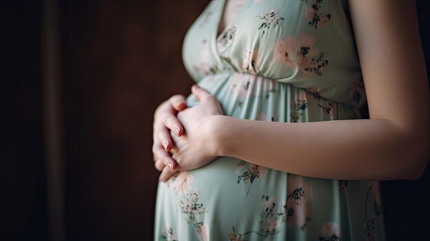 Primer plano de una mujer embarazada sosteniendo su vientre con tecnología de IA generativa