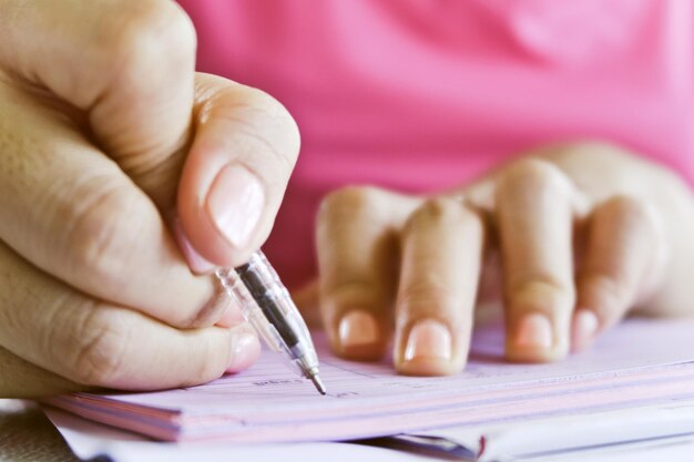 Foto primer plano de una mujer escribiendo en papel