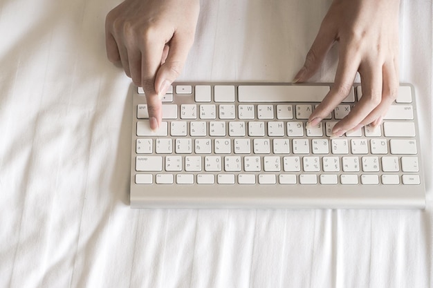 Primer plano de una mujer escribiendo