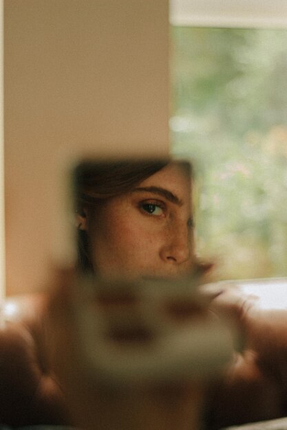 Foto primer plano de la mujer en el espejo