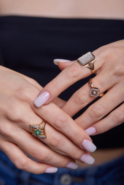 Primer plano de una mujer de estilo boho con joyas de plata