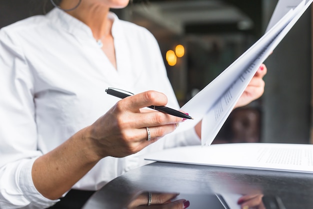 Foto primer plano, de, un, mujer, examinar, documento