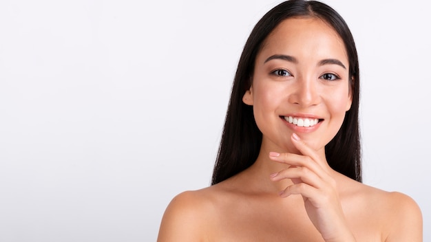 Primer plano mujer feliz con cabello castaño