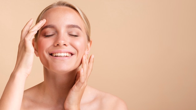 Foto primer plano mujer feliz con espacio de copia posando