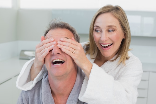 Primer plano de una mujer feliz que cubre mans ojos