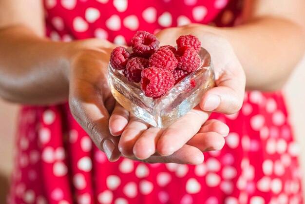 Foto primer plano de una mujer con forma de corazón