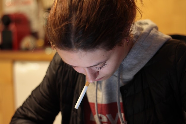 Foto primer plano de una mujer fumando un cigarrillo