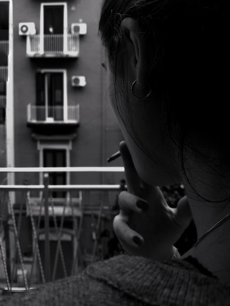 Foto primer plano de una mujer fumando