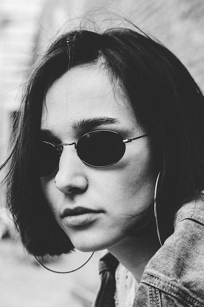 Foto primer plano de una mujer con gafas de sol