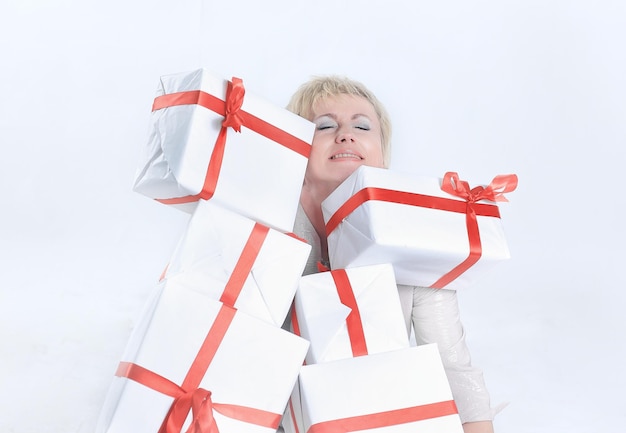 Primer plano de una mujer con una gran cantidad de cajas de regalo