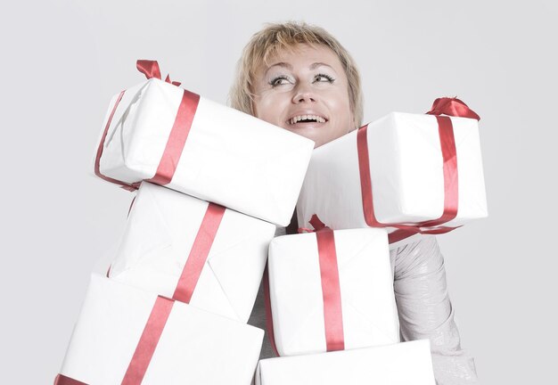 Primer plano de una mujer con una gran cantidad de cajas de regalo