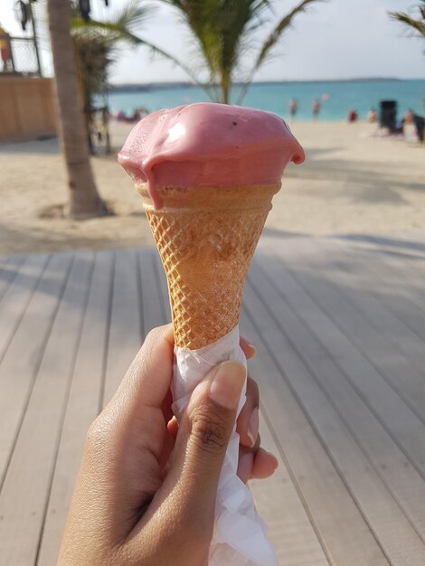 Foto primer plano de una mujer con un helado