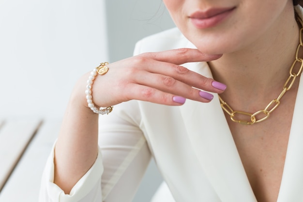 Primer plano de mujer hermosa con collar y la pulsera de perlas