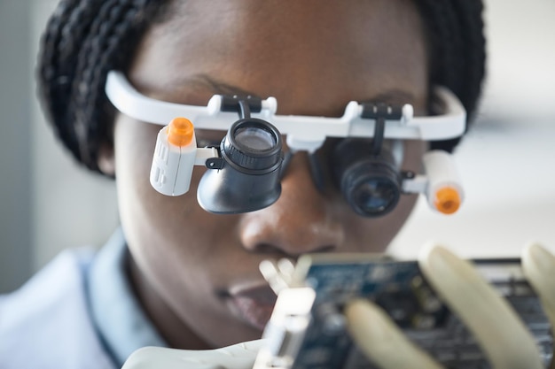 Primer plano de mujer ingeniera