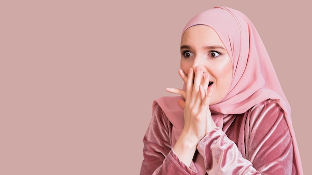 Foto primer plano de una mujer islámica con expresión sorprendida