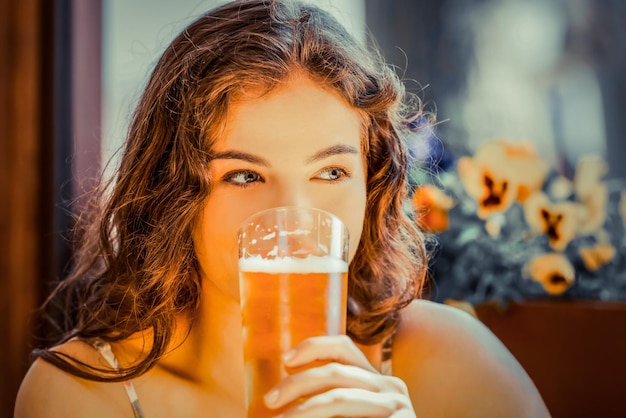 Foto primer plano de una mujer joven bebiendo