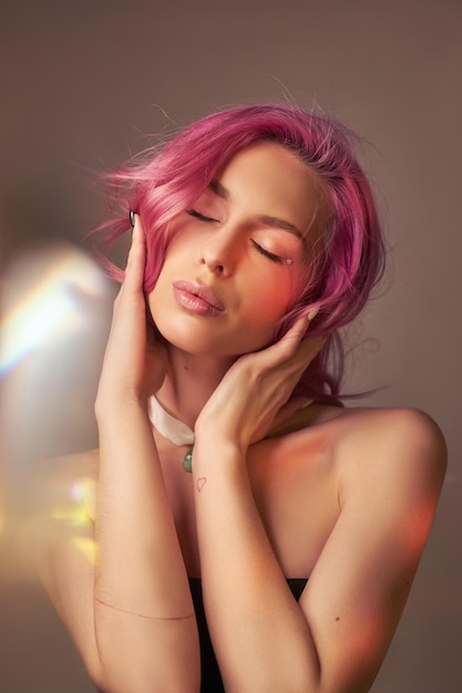 Primer plano de una mujer joven con cabello rosado
