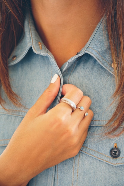 Primer plano de mujer joven en camisa