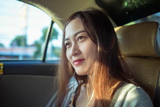 Primer plano de una mujer joven en un coche