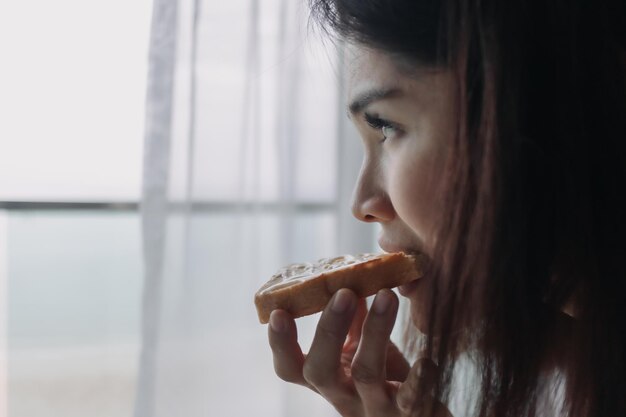 Primer plano de una mujer joven comiendo comida